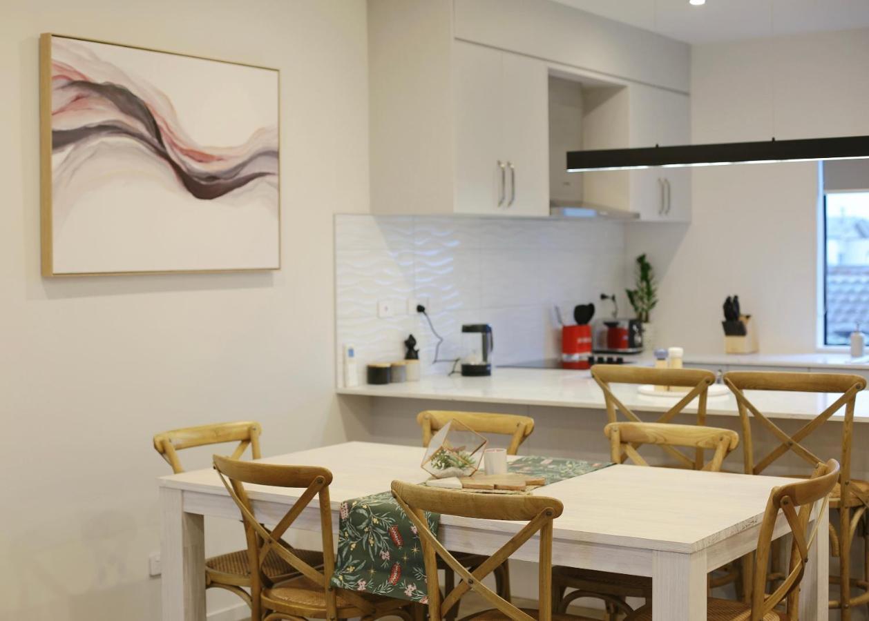Cozy And Comfortable, Sunny Three-Storey Building オークランド エクステリア 写真