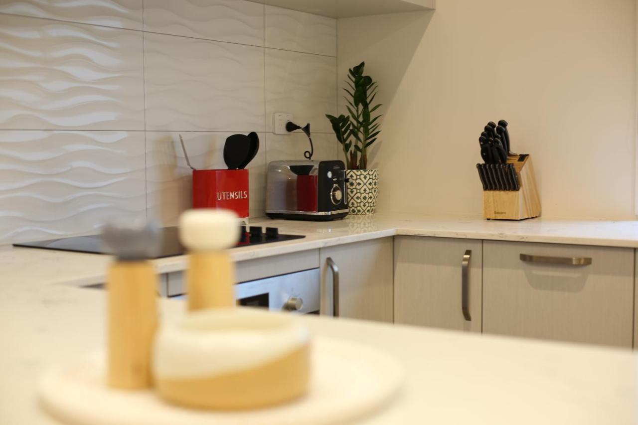 Cozy And Comfortable, Sunny Three-Storey Building オークランド エクステリア 写真
