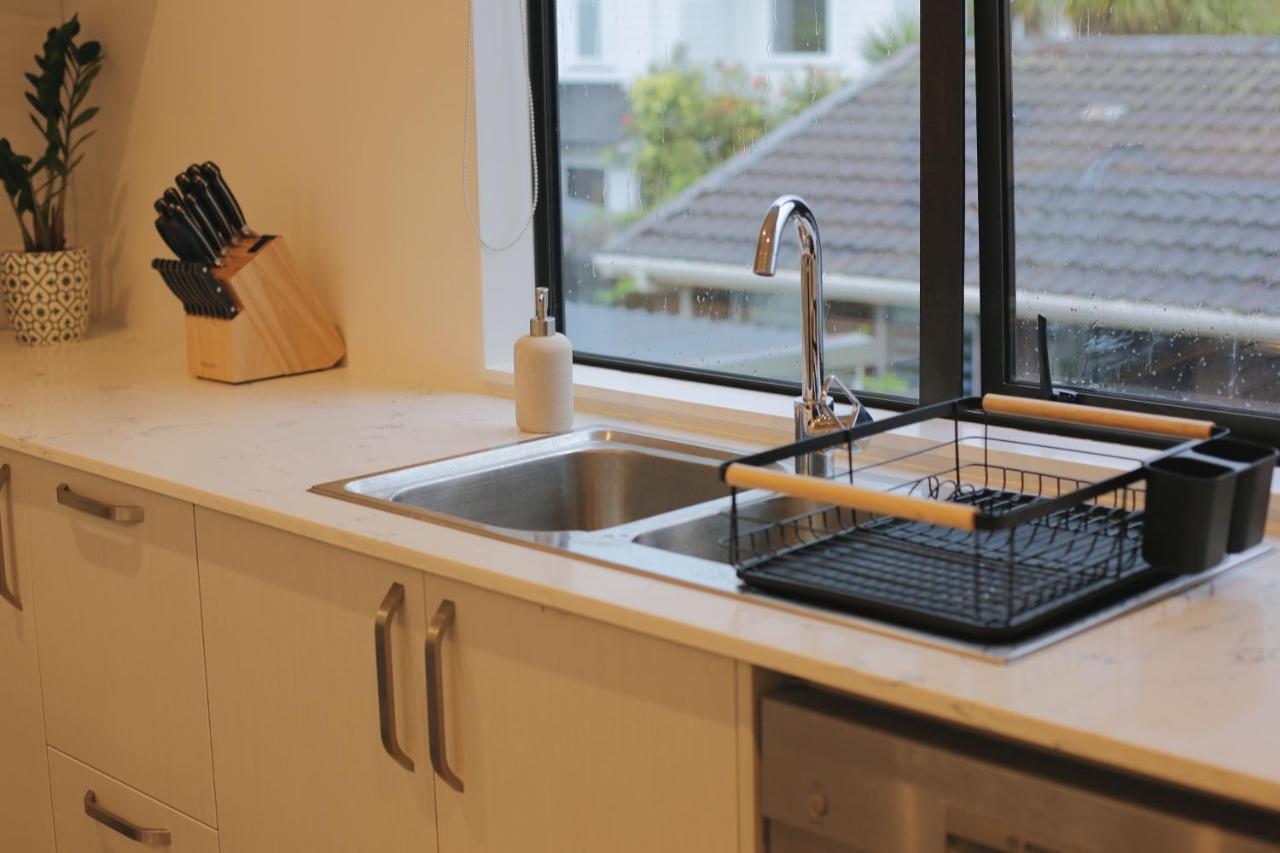 Cozy And Comfortable, Sunny Three-Storey Building オークランド エクステリア 写真