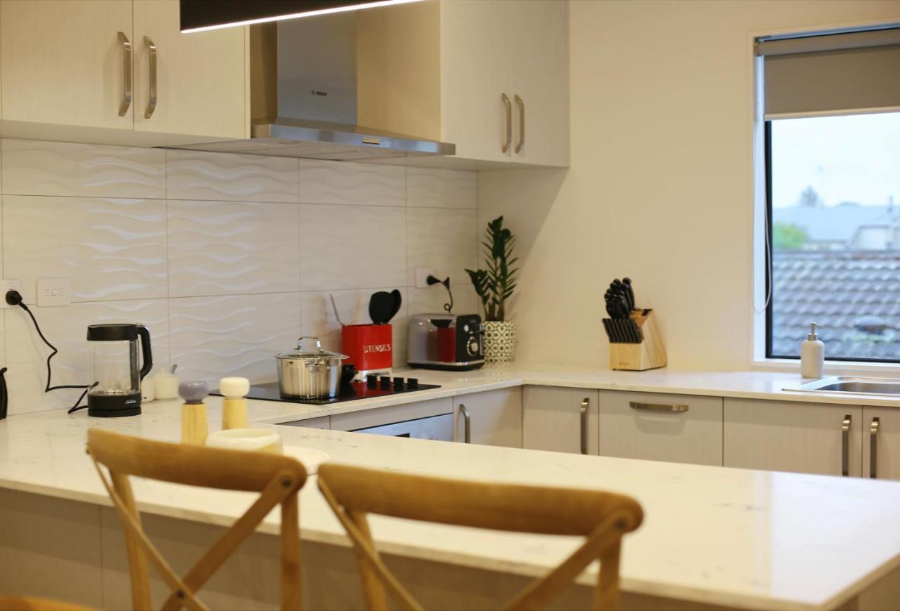 Cozy And Comfortable, Sunny Three-Storey Building オークランド エクステリア 写真