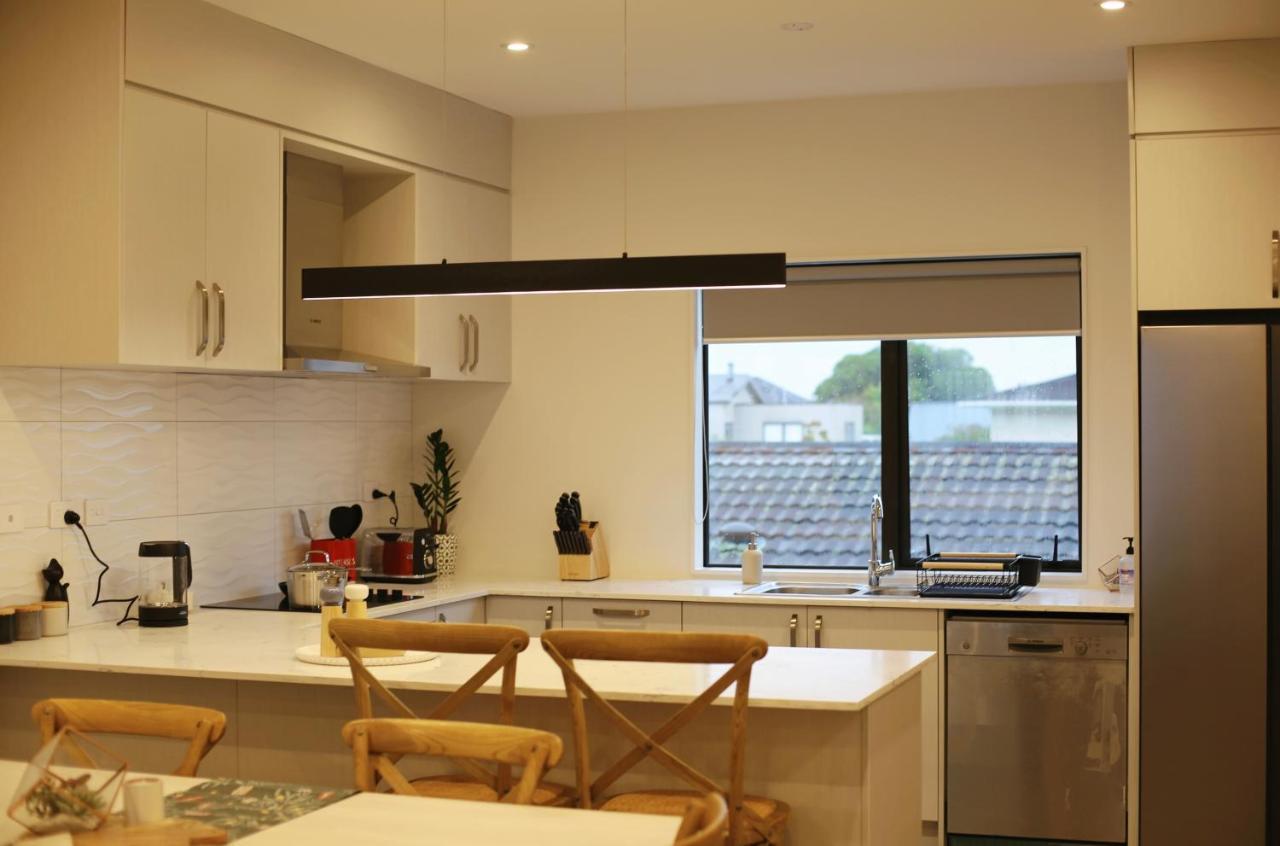 Cozy And Comfortable, Sunny Three-Storey Building オークランド エクステリア 写真
