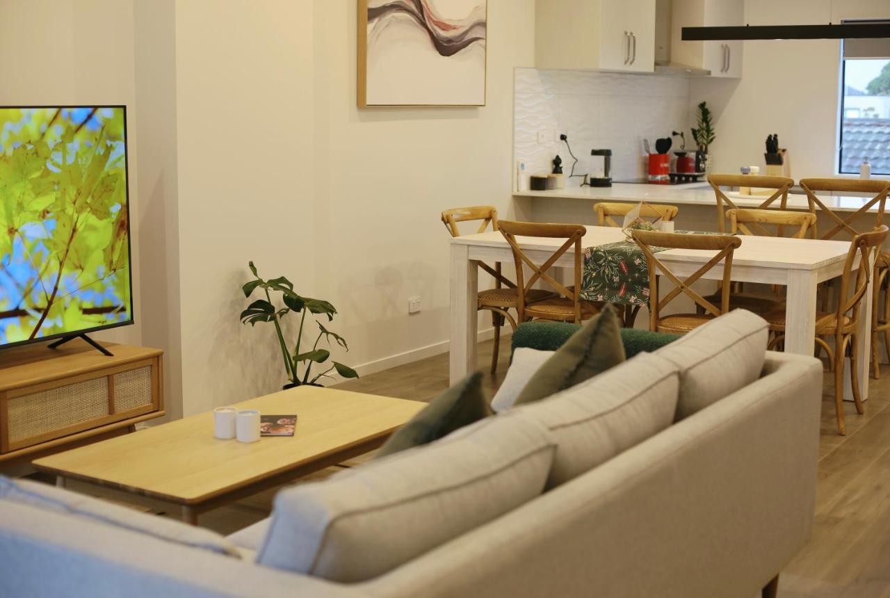 Cozy And Comfortable, Sunny Three-Storey Building オークランド エクステリア 写真